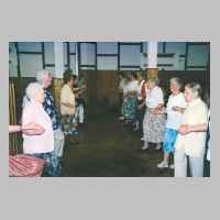 59-05-1047 Kirchspieltreffen Gross Schirrau 2000 in Neetze - Die Damen des Tanzkreises geben eine Kostprobe ihres Koennens.jpg